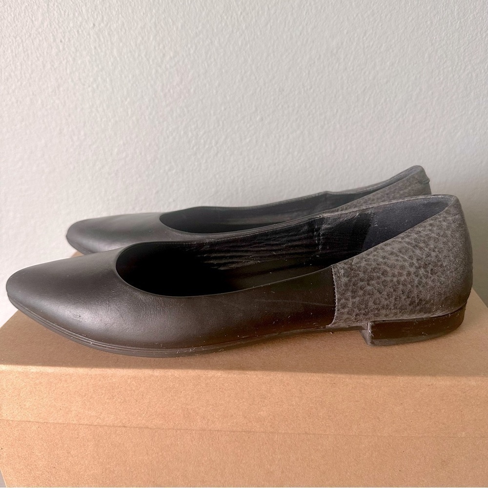 ECCO Womens size 8 EU 39 Black Leather Pointed Toe Flats